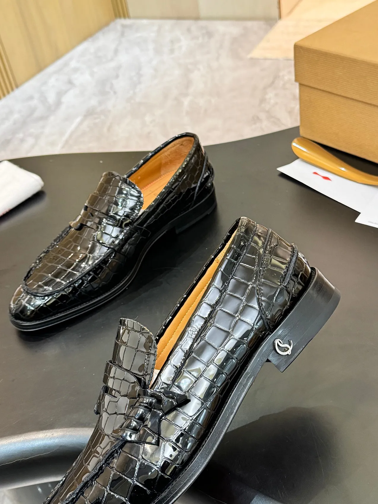 Batch 1080 yuan 💰CL～High-end men’s 👔casual loafers with red soles! ••🆑Genuine and top-quality goods from original orders ••✅💯 Purchase goods from top-quality original orders! Original imported patterned cowhide➕Imported cowhide lining➕Cowhide feet➕Original leather outsole~Size: 39-44 (38, 45.46.47 can be customized)